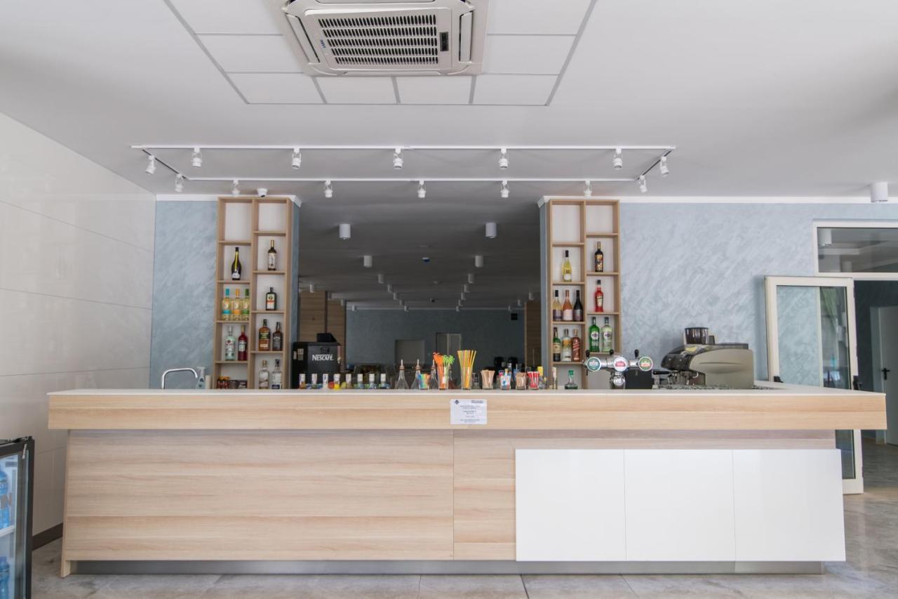 Cinema Hotel Primorsko Esterno foto