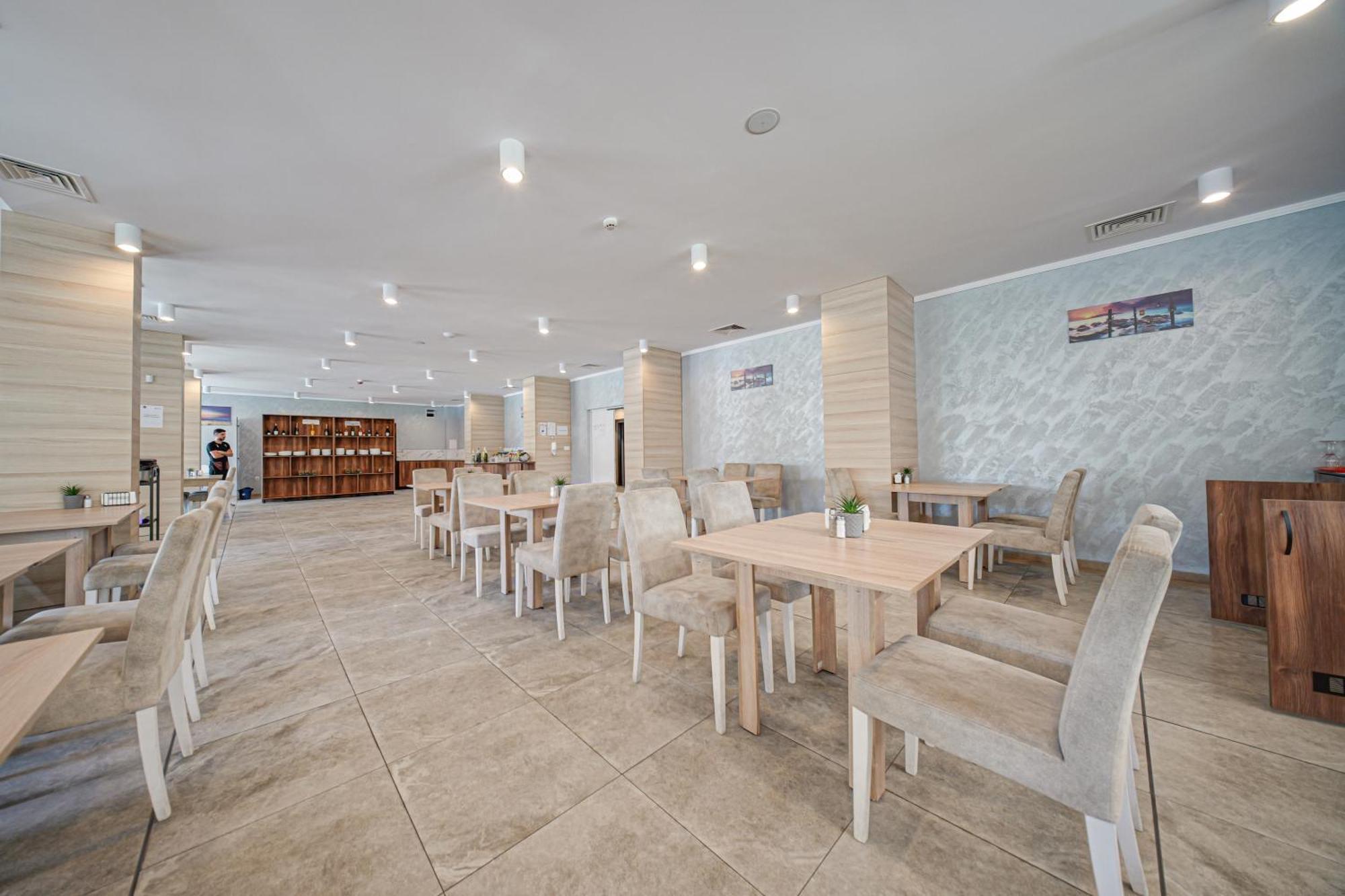 Cinema Hotel Primorsko Esterno foto